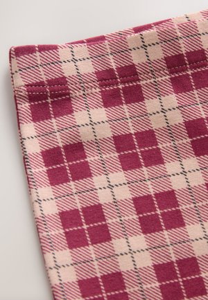 Puuvillane kangas roosa ja marooniga ruudulise mustriga, millel kontrastsed mustad jooned, näidates sujuvat tekstuuri ja korralikult viimistletud servi.