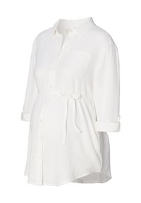 Blouse de maternité blanche texturée avec une fermeture à boutons sur le devant, une poche poitrine, des manches retroussées à longueur de coude et une ceinture à nouer à la taille.