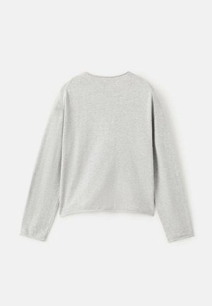 Šedé tričko s dlouhým rukávem z měkké látky, s kulatým výstřihem a volným střihem, s rovným lemem bez viditelných ozdob.