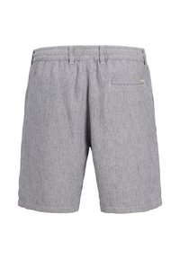 Short gris clair pour homme, vue de dos, une seule poche arrière à droite, passants pour ceinture, taille élastique, texture unie, pas de logo visible.