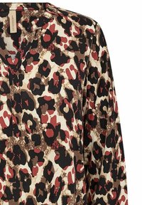 Blouse met luipaardprint met een V-hals, 3/4 mouwen, gemaakt van een zachte, lichte stof. Kleurpalet bevat beige, bruin, rood en zwart.