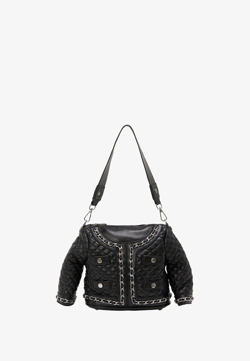 Czarna torebka z pikowanej skóry, zaprojektowana tak, aby przypominała kurtkę, z metalowymi akcentami w kolorze srebrnym i jednym paskiem na ramię.