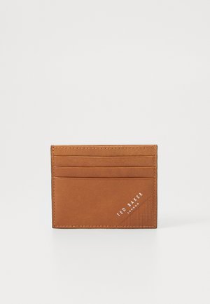 Bruine leren kaartenhouder met vier kaartsleuven, textuurdetails en een in het wit gekleurd reliëflogo. Heeft schone randen en een minimalistisch ontwerp.