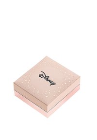 Rosa fyrkantig låda med en glansig yta, prydd med silverstjärnor och "Disney"-logotypen i svart. Liknande solid rosa bas och kanter.