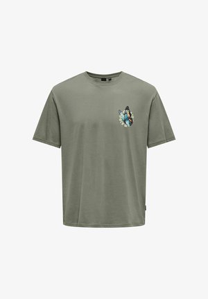 Olivgrünes T-Shirt mit kurzen Ärmeln und einem kleinen, farbenfrohen Schmetterlings- sowie kreisförmigen Textdesign auf der linken Brust.
