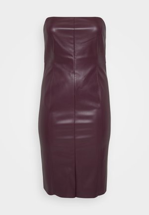 Burgundy nahkavyötäröinen mekko, jossa on tiukka siluetti, sileä pinta ja pystysuorat saumat, jotka kulkevat etupuolella.