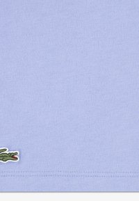 Lacoste MONOGRAM TEE - T-shirt med print - delphinium