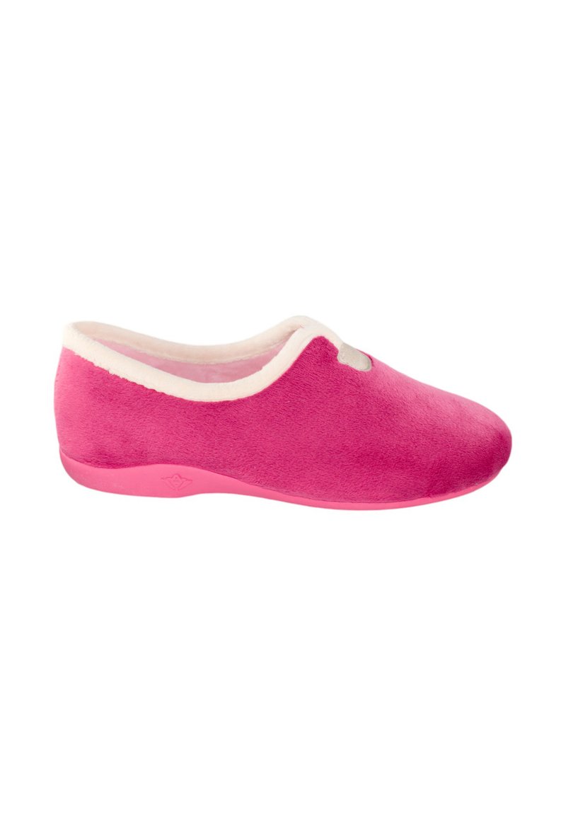 Zapatilla rosa hecha de un tejido suave con un interior esponjoso y un ribete blanco en contraste, con forma redondeada y suela de goma flexible.