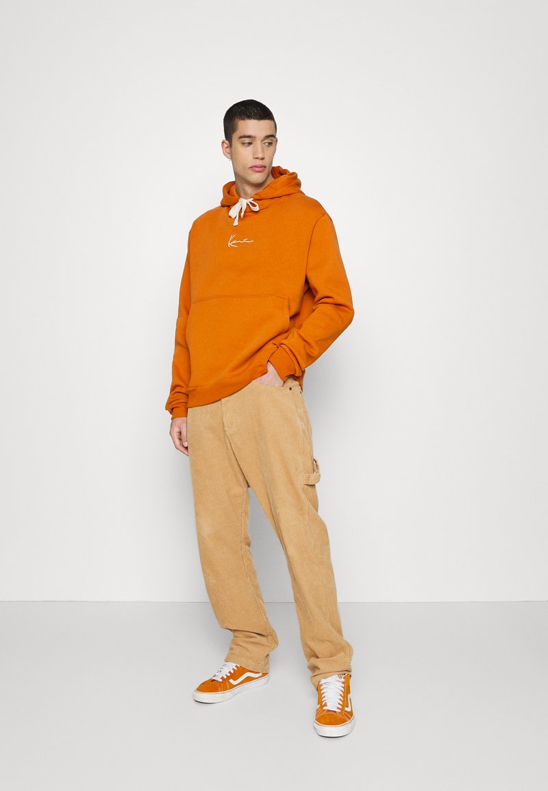 Karl Kani SMALL SIGNATURE HOODIE UNISEX - Camisola - cognac
