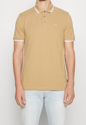 Polo marron avec des accents blancs au col et aux manches. Présente une patte de boutonnage à trois boutons et un subtil logo "BOSS" brodé sur la poitrine.
