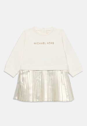 Vestido blanco con parte superior de manga larga que presenta "MICHAEL KORS" en dorado y una falda plisada metálica. Tejido suave con un acabado brillante.