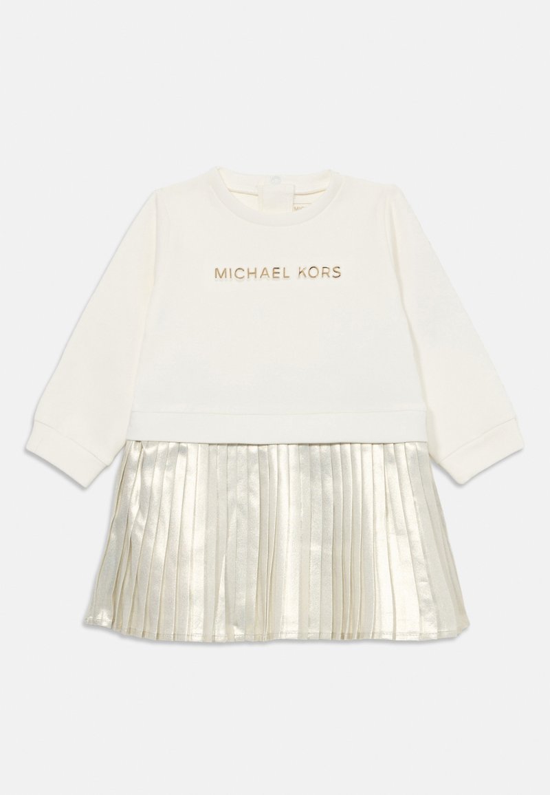 Hvit kjole som har en langermet topp med "MICHAEL KORS" i gull og et metallisk plissert skjørt. Glatt stoff med en blank finish.