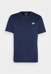 Granatowa bawełniana koszulka T-shirt z okrągłym dekoltem, krótkimi rękawami i białym logo Nike po lewej stronie klatki piersiowej. Miękka tekstura, regularny krój.