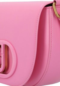 Borsa a mano in pelle rosa con una texture liscia, presenta un accentuato hardware dorato e una chiusura a pattina curva.