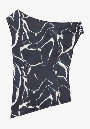 Asymmetrisk off-the-shoulder top i navy og hvidt abstrakt mønster; lavet af blødt stof med en glat tekstur og tætsiddende design.