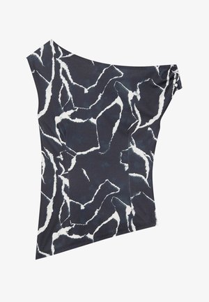 Asymmetrisk off-the-shoulder top i navy og hvidt abstrakt mønster; lavet af blødt stof med en glat tekstur og tætsiddende design.
