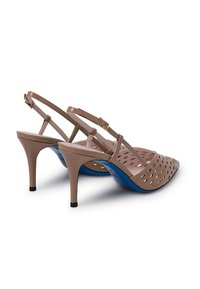 Scarpe beige con tacco alto, dal design con ritagli, punte affusolate, cinturini regolabili e solette interne blu; presentano un tacco a stiletto.