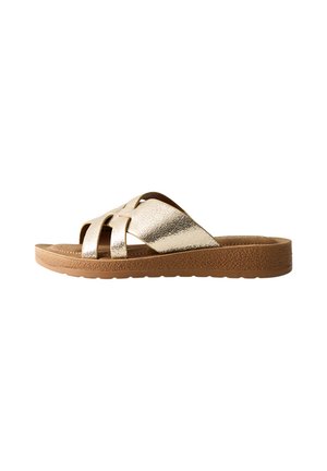 Guldmetallic sandaler med tvärgående remmar, strukturerad ovandel och en brun gummisul. Enkla, platta i designen för lätt användning.