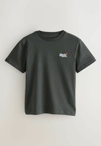 Camiseta de manga corta gris oscuro hecha de algodón. Presenta un pequeño gráfico en blanco y rojo de "SuperDry" en la parte izquierda del pecho.