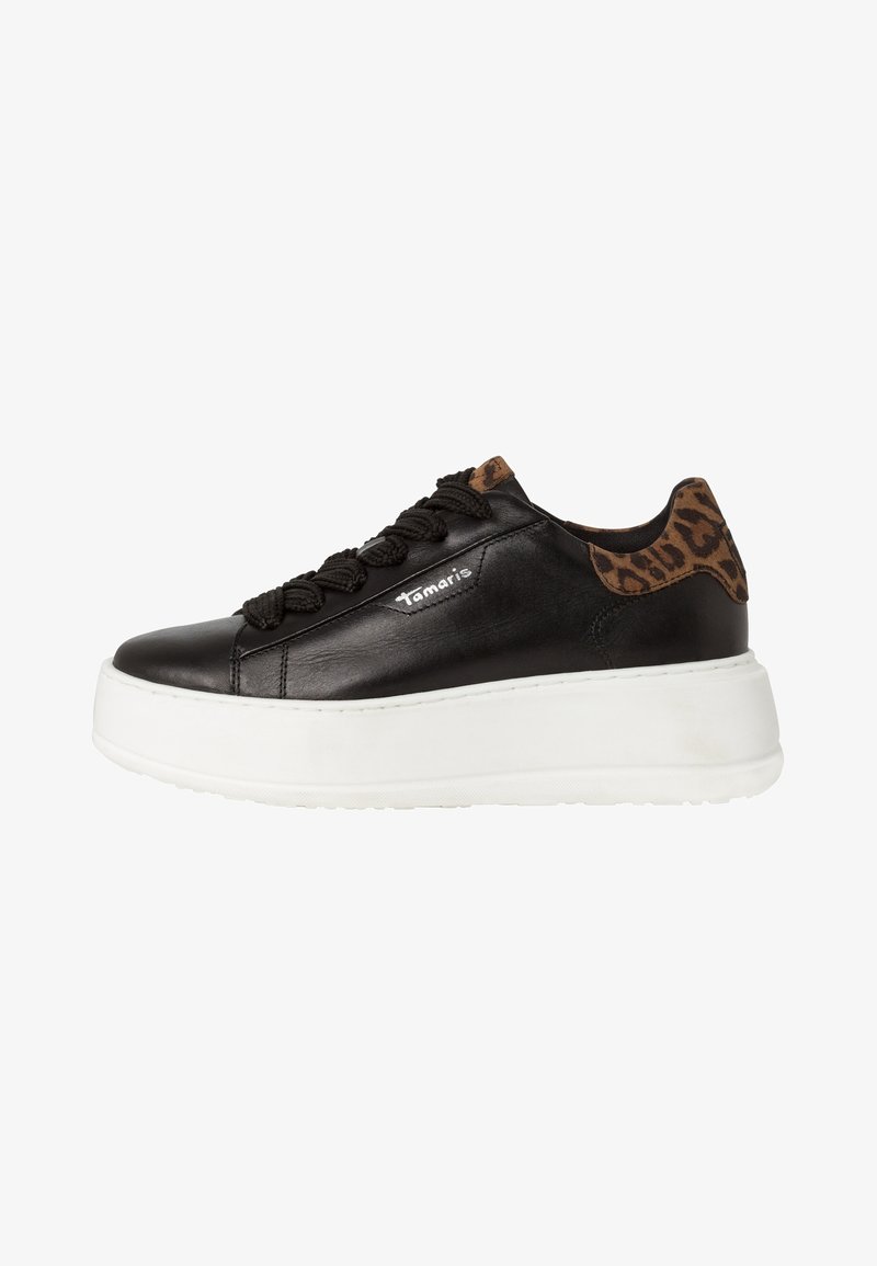Sneaker en cuir noir avec une semelle plateforme blanche, lacets noirs texturés et un accent en imprimé léopard au niveau du talon. Logo visible sur le côté.