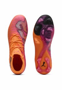 Scarpe sportive arancioni e rosa con una parte superiore texturizzata, suola nera e viola distintiva e lacci. Un motivo unico sui lati e dettagli del logo.