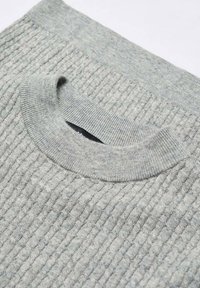 Maglione grigio chiaro in maglia con scollo rotondo a coste e motivo a treccia testurizzato.