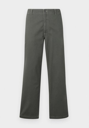 Grå vid ben bukser laget av en bomullsblanding, med et klassisk fem-lomme design og frontknappelukking, med kontrasterende sømmer.