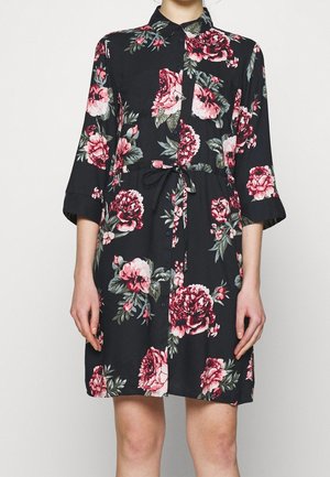 Robe noire à motifs floraux de pivoine roses et vertes, col, patte de boutonnage à l'avant et ceinture à nouer. Fabriquée en tissu léger, manches 3/4.
