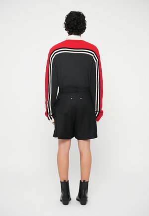 Posizione in classifica 12: GmbH - QALBI UNISEX - Shorts