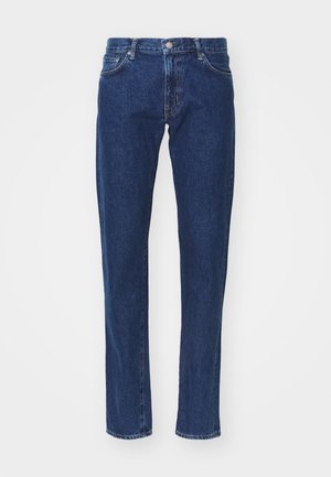Blugi din denim de culoare albastru închis cu croială dreaptă, design cu cinci buzunare, închidere cu nasture metalic și detalii de cusătură deschisă.