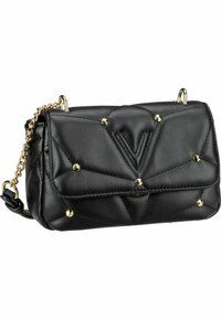 Sac à main en cuir synthétique matelassé noir avec des clous dorés, une bandoulière en chaîne et un accent en forme de V sur le devant, doté d'une fermeture rabat plié.