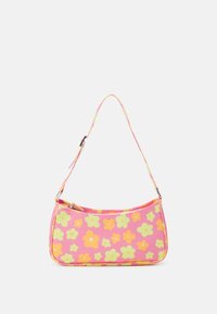 Růžová květinová taška přes rameno s zipovým uzávěrem, květinovým vzorem v zelené a oranžové barvě a tenkým, nastavitelním popruhem. Odolná tkanina.