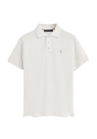 Polo blanco hecho de tejido suave. Presenta un collar clásico, una tapeta con tres botones y un pequeño logo en el lado izquierdo del pecho.