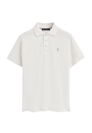 Polo shirt blanc en tissu doux. Doté d'un col classique, d'une patte de boutonnage à trois boutons et d'un petit logo sur la poitrine gauche.