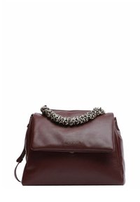 Borsa a mano in pelle bordeaux con manico accentuato da catena d'argento, design strutturato e texture liscia; presenta una chiusura a patta e dettaglio logo.