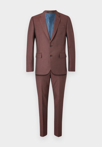 Costume texturé marron avec un blazer à simple boutonnage doté de deux boutons, de poches à rabat et d'une doublure intérieure bleue ; pantalon droit assorti.