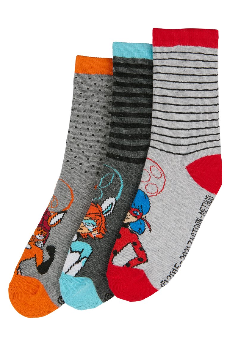 Drei Paar Socken: grau mit Punkten, gestreift in Grau und Weiß sowie grau mit bunten Cartoonfiguren. Jede hat farblich abgesetzte Bündchen.