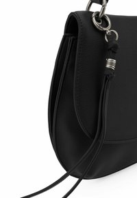Borsa a mano in pelle nera con design curvo, superficie testurizzata e dettagli a frange decorativi. Gli accessori in metallo argentato ne aumentano la durata.