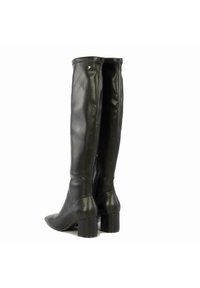 Botas negras hasta la rodilla hechas de cuero suave. Cuentan con un tacón ancho y un cierre de cremallera lateral. Textura lisa con un diseño de punta afilada.