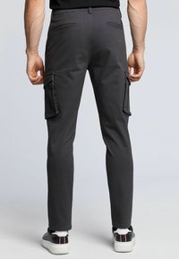 Mörkgrå cargobyxor med slim fit, med sidfickor och bakfickor. Tillverkade av en bomullsblandning som erbjuder en mjuk textur.