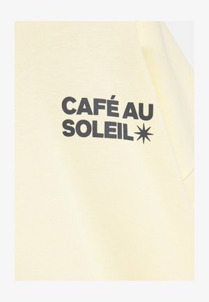 Svetložltá tkanina s tučným čiernym nápisom „CAFÉ AU SOLEIL“ a čiernym osemcípym hviezdovým symbolom na pravej strane.