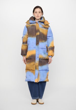 Manteau long rembourré avec un motif abstrait bleu, marron et orange. Conçu avec un col montant, des boutons et des fermetures à pression, ainsi que des poches latérales.