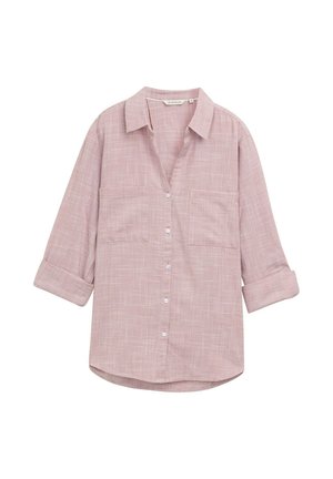 Camicia a maniche lunghe di colore rosa chiaro con motivo a piccole righe, due tasche sul petto e maniche arrotolate.