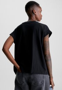 Calvin Klein Jeans ARCHIVAL MONOLOGO RELAXED TEE - Marškinėliai su spaudiniu - ck black