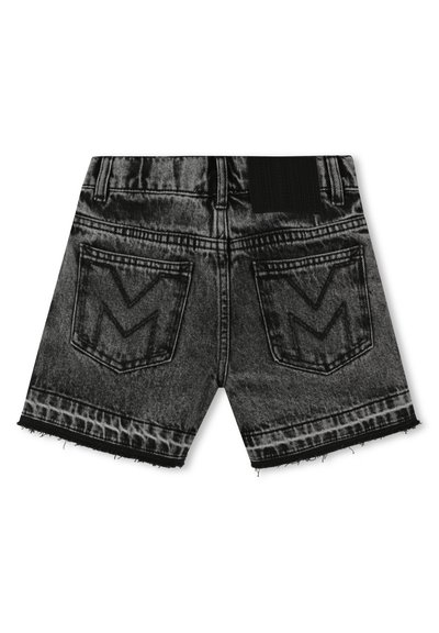 Shorts in denim nero con orlo sfrangiato, dotati di due tasche posteriori con dettagli di cucitura a zigzag e una vita testurizzata.