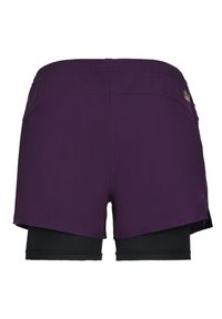 Lila atletiska shorts med ett åtsittande svart innerlager. Har en dragsko i midjan och en liten logotyp på baksidan. Slät textur.