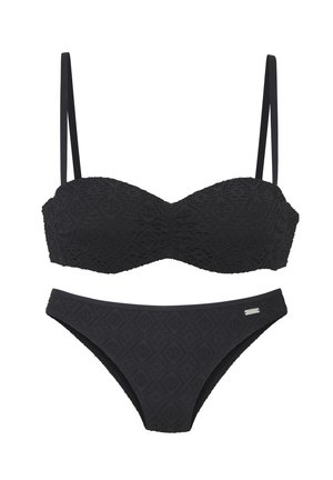 Schwarzes strukturiertes Bikini-Set mit gepolstertem Balconette-Top und passenden, tief sitzenden Höschen mit kleinem Markenschild an der Seite.