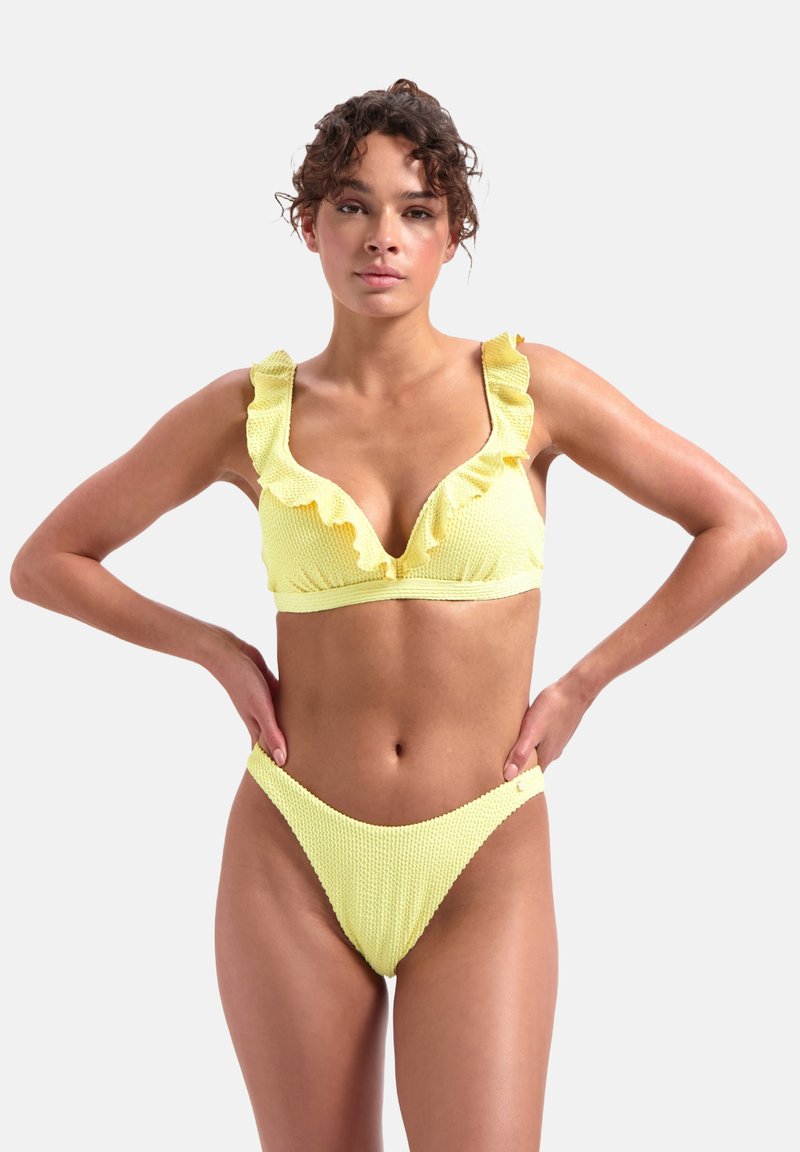 Geel bikini met ruches, gebreide stof en een triangulaire bralette ontwerp. Hoog uitgesneden onderkant met een subtiele accentdetail.