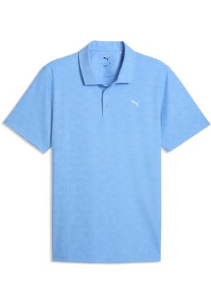 Hellblaues Poloshirt mit kurzen Ärmeln und dezentem geometrischem Muster sowie weißem Puma-Logo auf der linken Brust. Zwei-Knopf-Leiste und weiter Kragen.