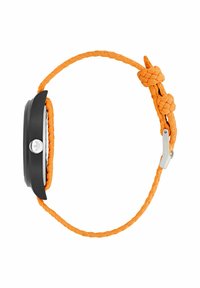 Esfera de reloj negra con hardware plateado, correa de cuerda trenzada naranja, que presenta un detalle de nudo y un cierre de metal. Diseño delgado y redondeado.